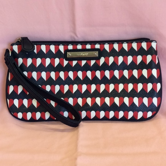 FINAL SALE PRICE Nine West Pebble Grain Heart Wristlet - Picture 1 of 4